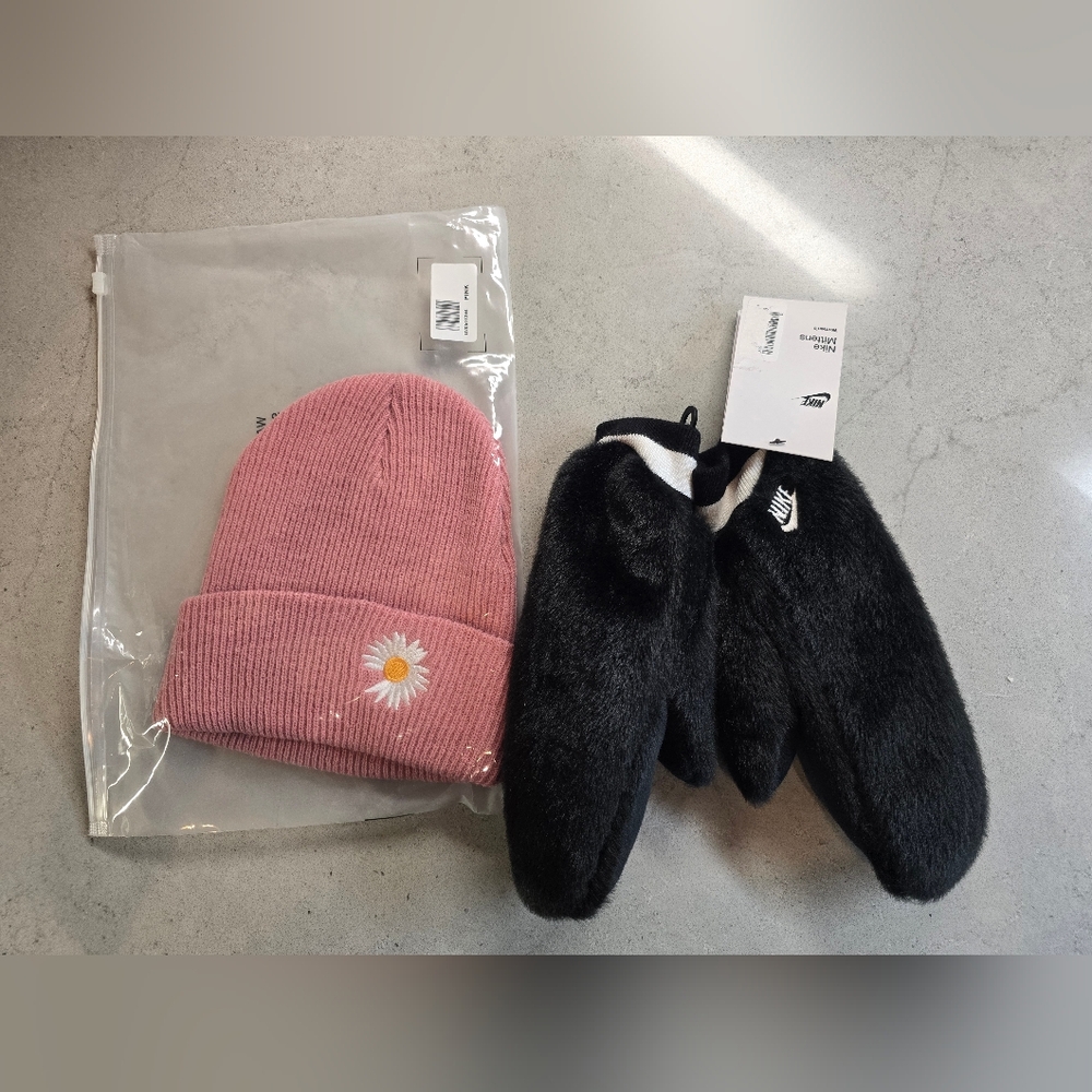 NIKE- Women xs/sm Furry Mittens and Pink Beanie with Daisy Bundle NWT - Picture 4 of 4